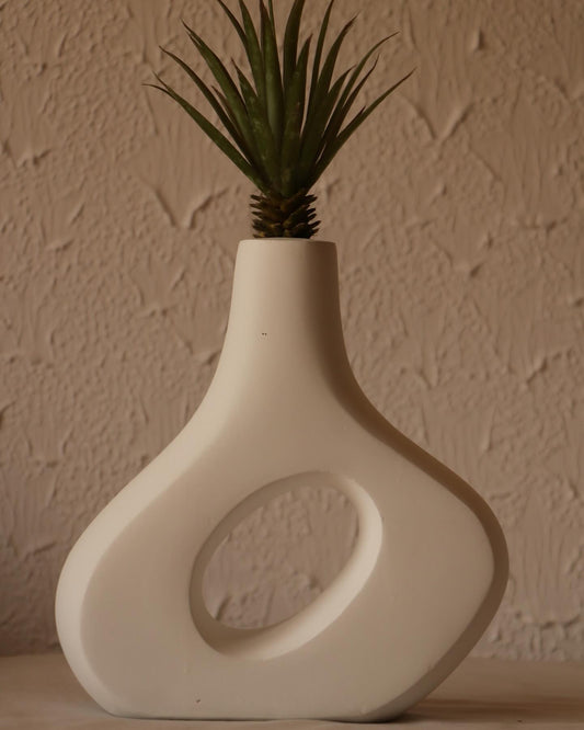 Vase Asymmetrica